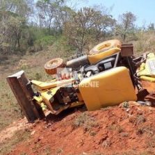 São Miguel do Anta: Tratorista morre em tombamento de retroescavadeira