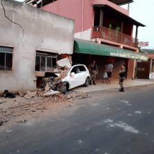 Motorista é detido após atingir residência em Teixeiras