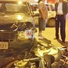 Colisão entre carro e moto deixa dois feridos na rua dos Passos