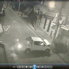 Vídeo mostra colisão entre veículos em Ponte Nova