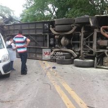 Ônibus de excursão de BH capota no Esprito Santo deixa dois mortos vários feridos