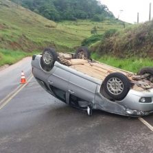 Viçosense capota na rodovia Ervália/Muriaé