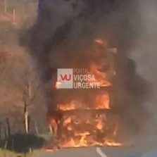 Caminhão pega fogo e interdita rodovia em Visconde do Rio Branco