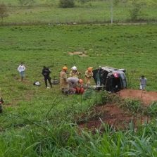 Jovem morre após capotar veículo com placas de Viçosa em Itaperuna