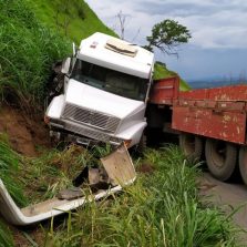 Carreta prensa veículo na Serra de São Geraldo
