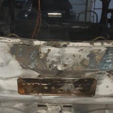 Incêndio atinge 5 veículos em oficina mecânica