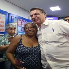 Bolsonaro vai a lotérica apostar na Mega da Virada