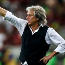 Em meio à preparação para Mundial Interclubes, Jesus lança biografia