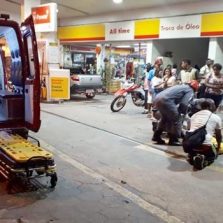 Motoqueiro sofre fratura exposta após acidente no centro