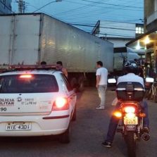 Carreta “entala” e complica trânsito na Conceição