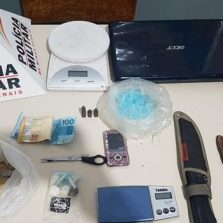 Polícia Militar prende foragido com drogas em Teixeiras