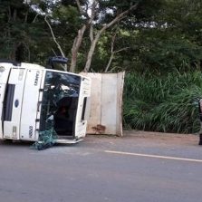 Caminhão da Prefeitura de Teixeiras tomba na Br120