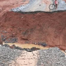 Pela Terceira vez: desvio afunda e interdita rodovia entre Coimbra/Ervália