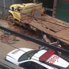 Ervália: Caminhão desgovernado atinge ciclista e bate em prédio