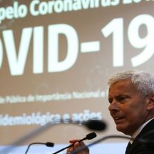 Número de casos suspeitos de coronavírus no Brasil continua em três