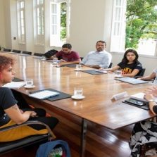 Reitoria recebe estudantes para discutir campanha de valorização da mulher