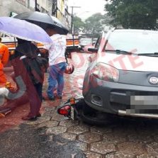 Acidente entre carro e moto deixa mulher ferida na Santa Rita