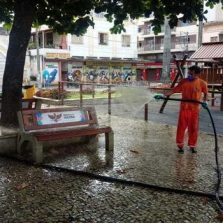 Força-tarefa atua na limpeza de ruas de Viçosa