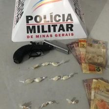 PM prende 5 pessoas com arma e drogas em Ponte Nova