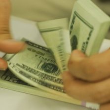 Bolsa sobe 7,1%, e dólar cai para R$ 4,64 em dia de recuperação