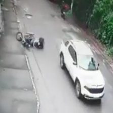 Viçosa: Vídeo mostra motorista atropelando motoboy e fugindo sem prestar socorro