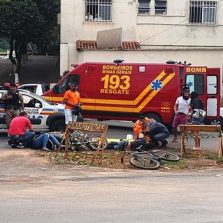 Colisão entre carro e moto deixam dois feridos na rua dos Passos