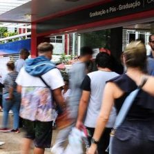 Faculdades privadas oferecem benefícios para manter alunos