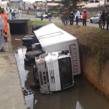 Juiz de Fora: Caminhão baú cai em córrego e bombeiros são acionados