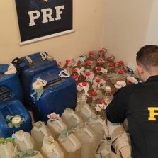 Juiz de Fora: PRF Apreende cachaça que será transformado em álcool gel para hospitais