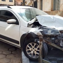 Condutora passa mal ao volante bate em veículo estacionado e residência no Fátima