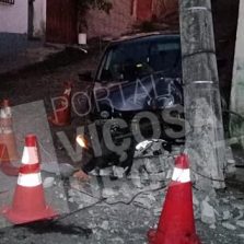 Carro perde os freios e colide em poste no Bom Jesus