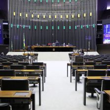 Adiamento das eleições municipais para novembro é aprovado na Câmara
