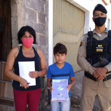 PM leva planos de estudo a alunos sem acesso digital