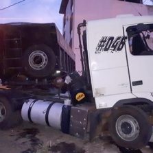 Motorista fica ferido após pular de carreta desgovernada na Barrinha