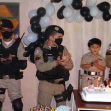 Policiais de Viçosa participam de aniversário de criança admiradora da PM