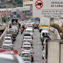 Proprietários de veículos registrados em Minas já podem imprimir o documento (CRLV) em casa