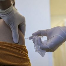 Covid-19: estudo com 50 mil pessoas aponta segurança da vacina chinesa