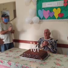 Idoso do Lar dos Velhinhos comemora aniversário de 101 anos