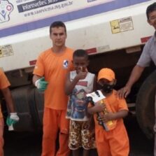 Garoto homenageia garis de Viçosa em comemoração de aniversário