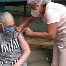 Covid: Idosos e funcionários do lar dos velhinhos são vacinados em Viçosa