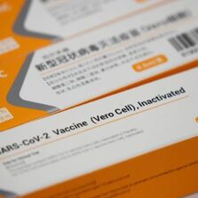É falso que China não vai usar suas próprias vacinas da covid-19