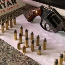 Adolescente é detido com arma em casa no Fundão