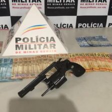 Polícia Militar de Ponte Nova localiza arma de fogo em “compartimento secreto” de parede