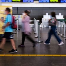 Regras para uso de máscaras em aviões e aeroportos ficam mais rígidas