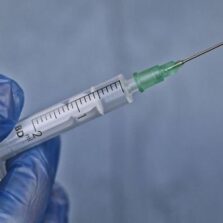 Divisão de Saúde vacina maiores de 16 anos contra meningite C