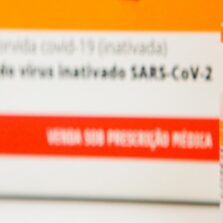 Governo de Minas envia vacinas contra covid-19 para imunizar pessoas entre 75 e 79 anos