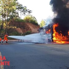 Ônibus pega fogo na Br120 em Viçosa