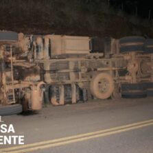 Caminhão que transportava carvão tomba em São José do Triunfo