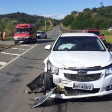 Colisão no trevo da reciclagem em Viçosa deixa passageiro ferido