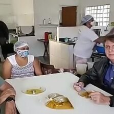 Forças Armadas devem começar a vacinar população, diz Bolsonaro